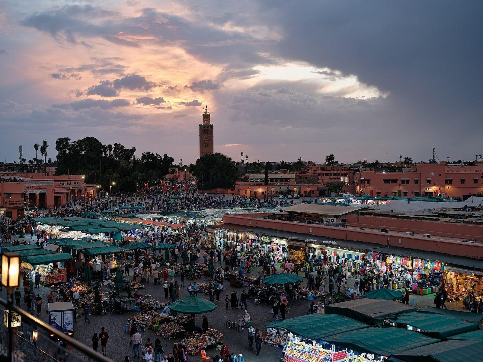 Jemaa el-Fnaa in Marrakech bij zonsondergang